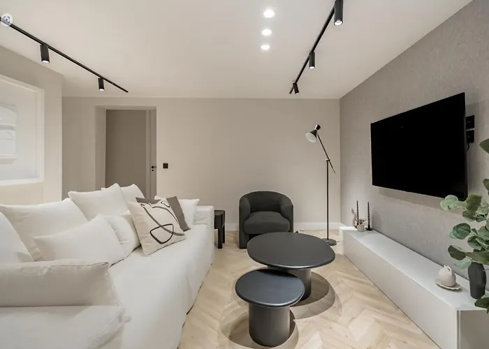 Cosy And Stylish In A Lively Area Of